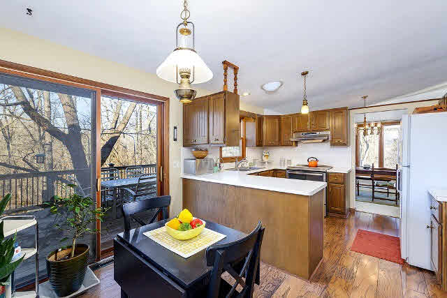 18420 Deer Hill Road Pleasant Valley, IA 52767 - Photo 10 of 24 Gallery Image 10