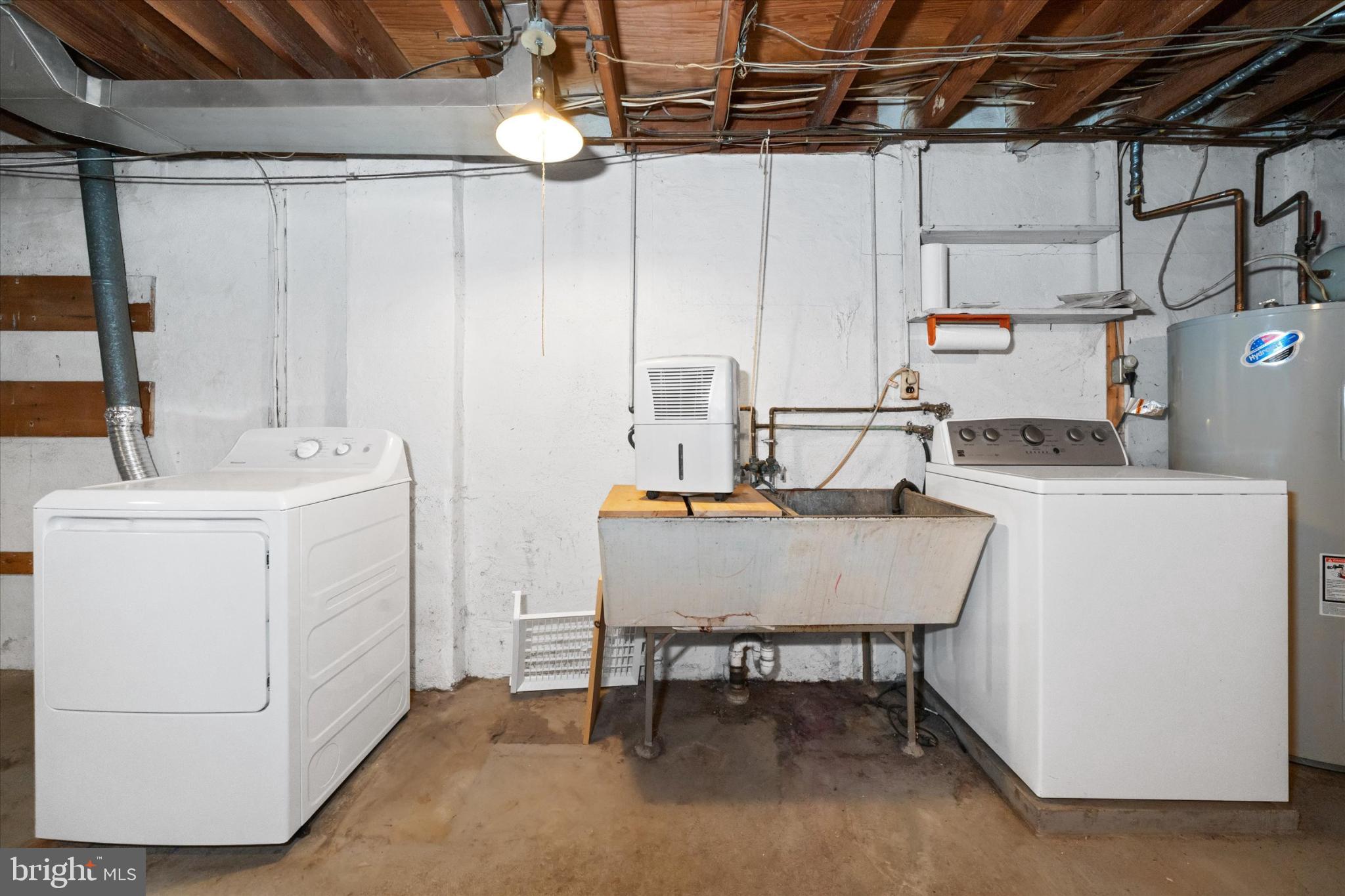 42 Paschall Road Wilmington, DE 19803 - Photo 34 of 41 a utility room with dryer and washer