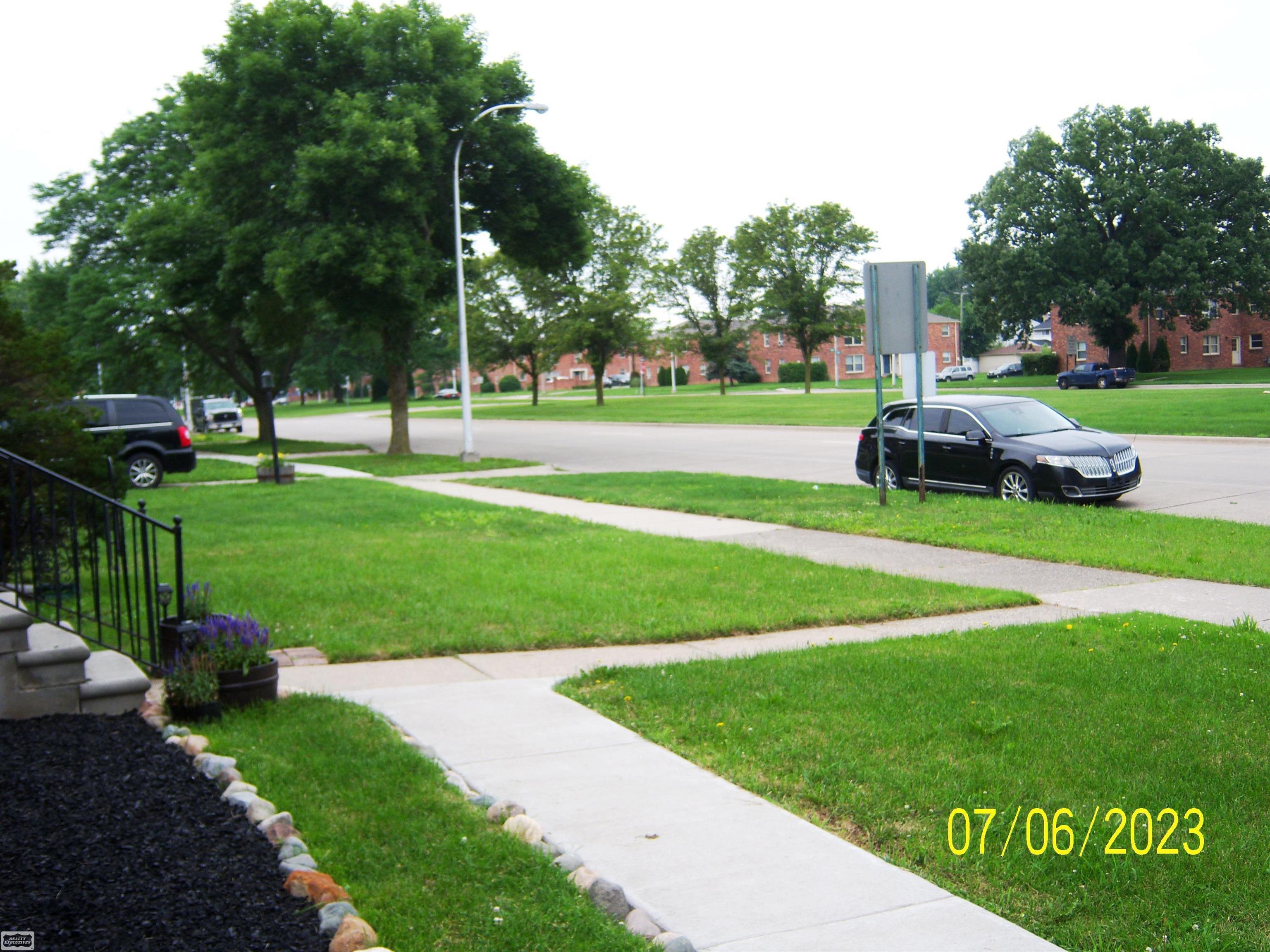 2189 Vernier Road Grosse Pointe, MI 48236 - Photo 31 of 32 50114567-30.JPG