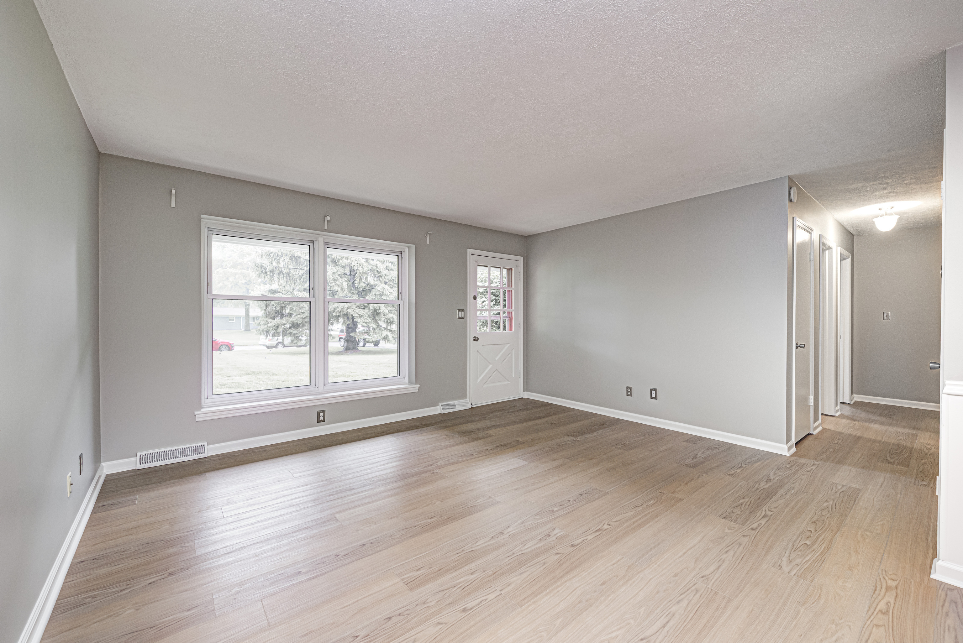8104 Folkstone Road Indianapolis, IN 46268 - Photo 4 of 34 Gallery Image 4