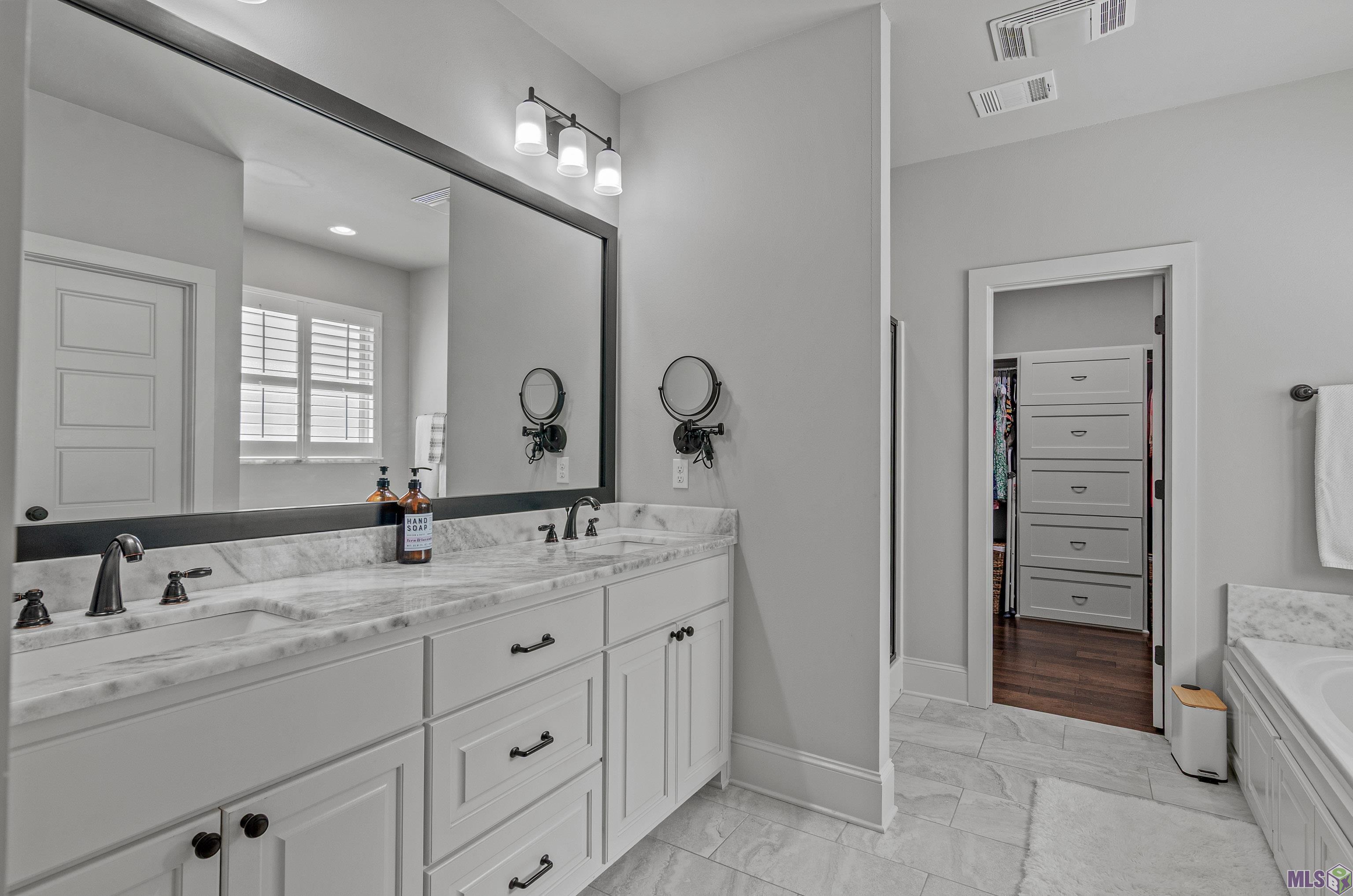 6522 Silver Oak Drive Baton Rouge, LA 70817 - Photo 7 of 19 Primary Bath