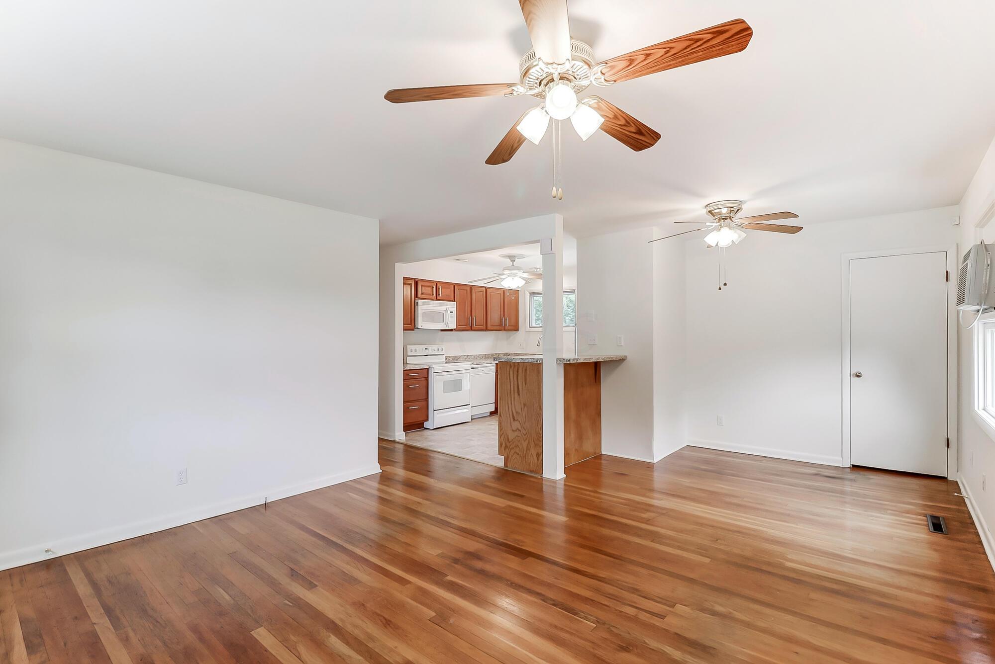843 Demorest Road Columbus, OH 43204 - Photo 5 of 27 Living Room