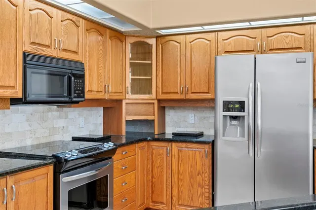 a view of an empty room with a ceiling fan