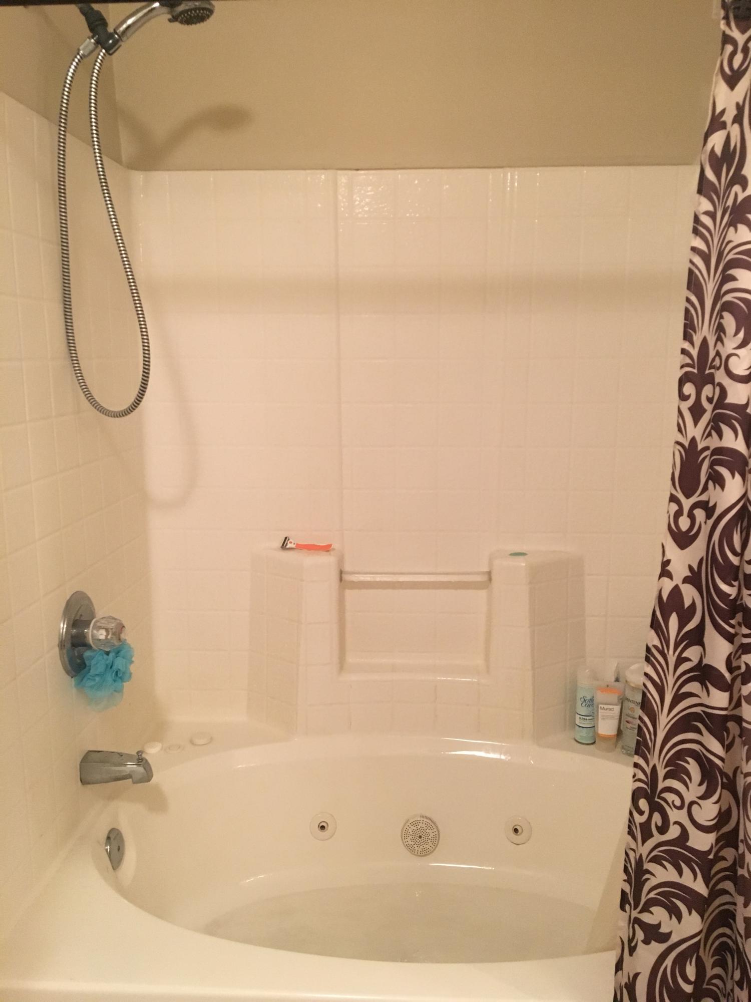 293 Limestone Circle Crestview, FL 32539 - Photo 6 of 20 a bathroom with a bath tub
