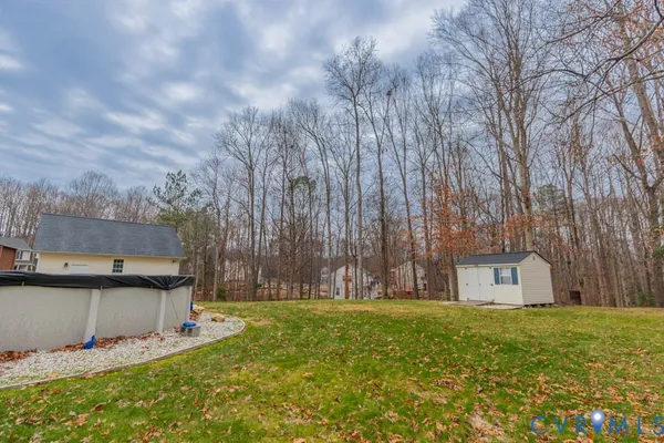 a view of a back yard