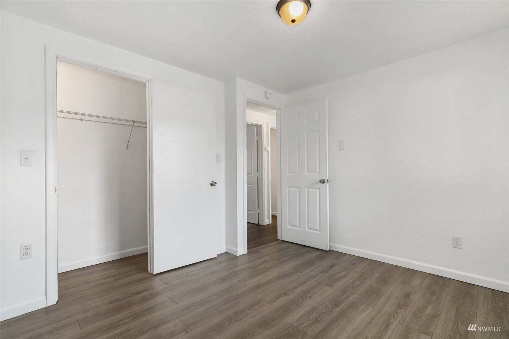 25 Rips Lane Southwest Lakewood, WA 98499 - Photo 20 of 33 an empty room with wooden floor and mirror