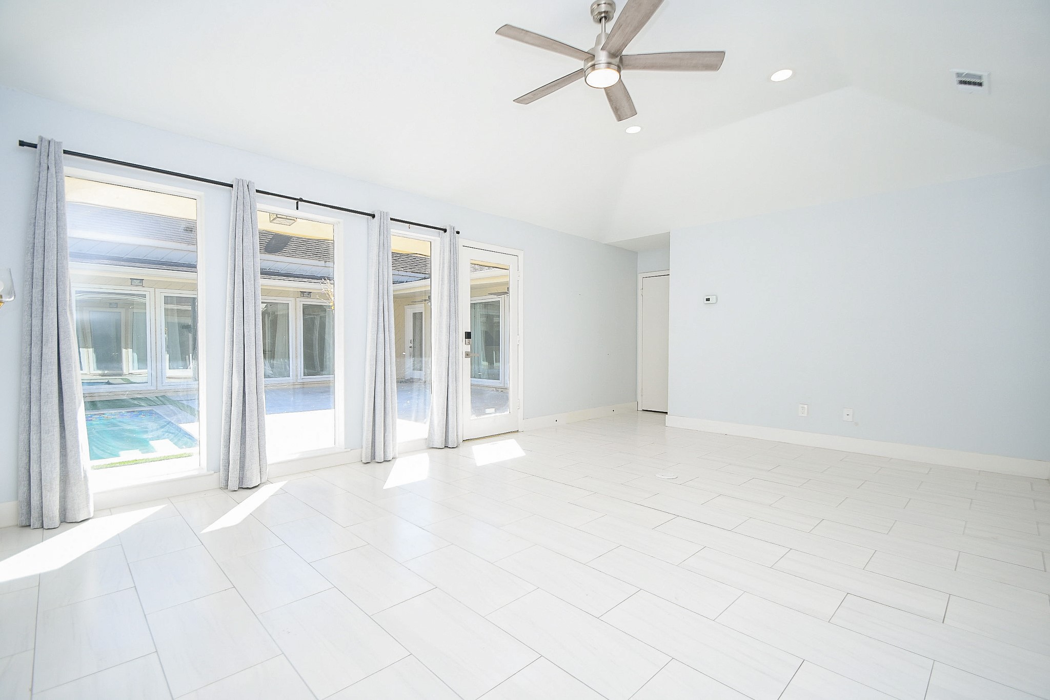 7902 Duffield Lane Houston, TX 77071 - Photo 12 of 31 a view of an empty room with a window