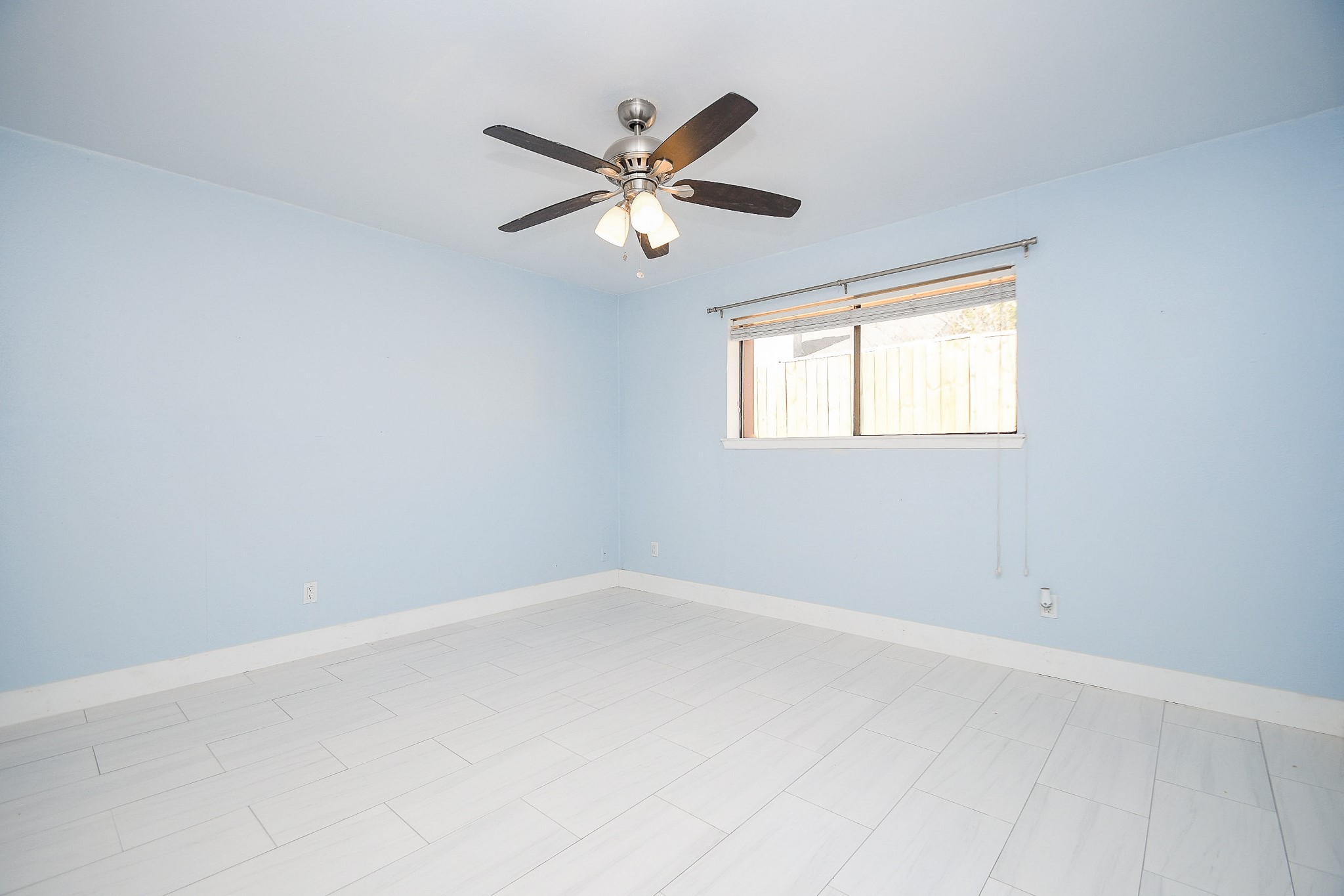 7902 Duffield Lane Houston, TX 77071 - Photo 19 of 31 an empty room with windows and fan
