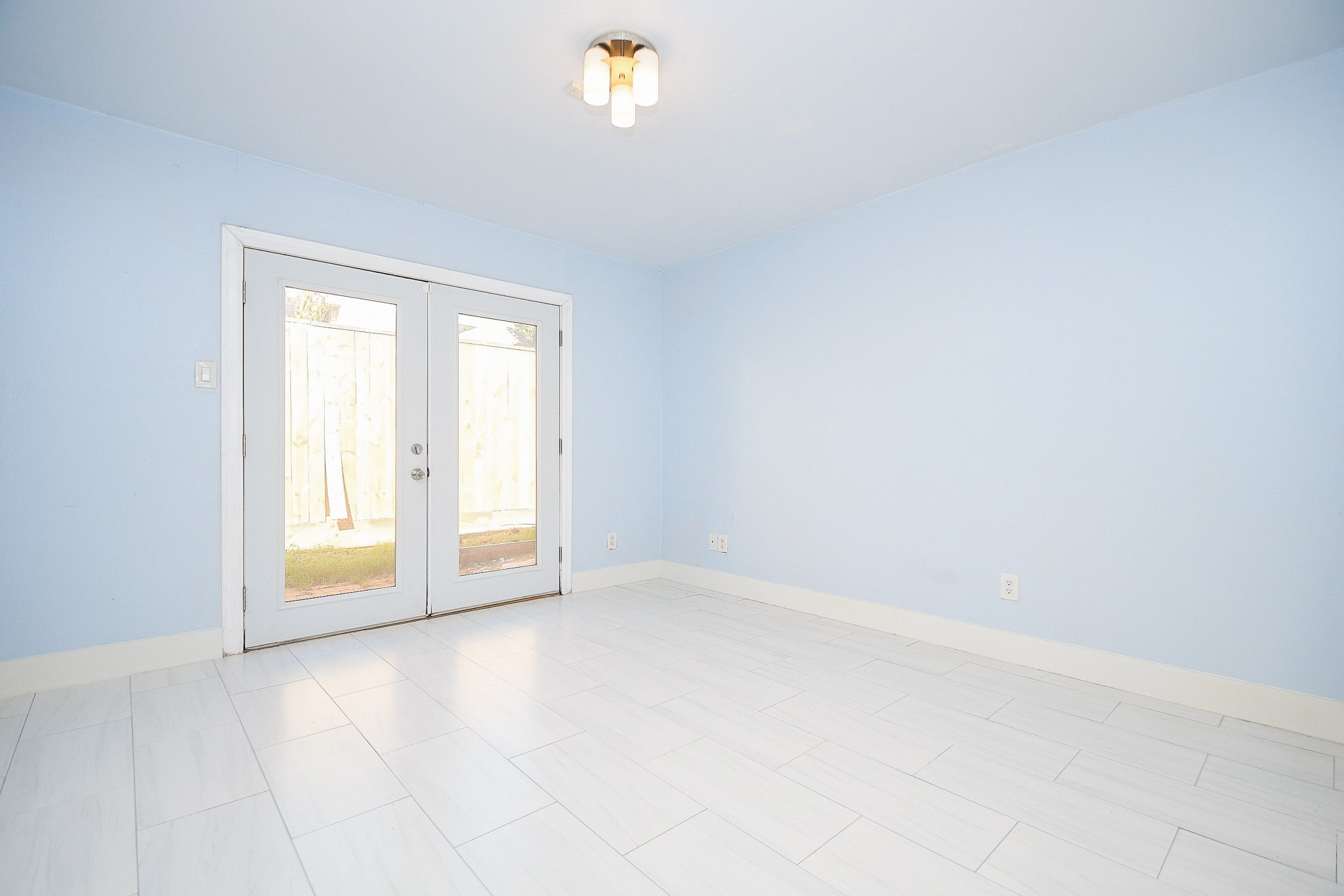 7902 Duffield Lane Houston, TX 77071 - Photo 20 of 31 an empty room with windows