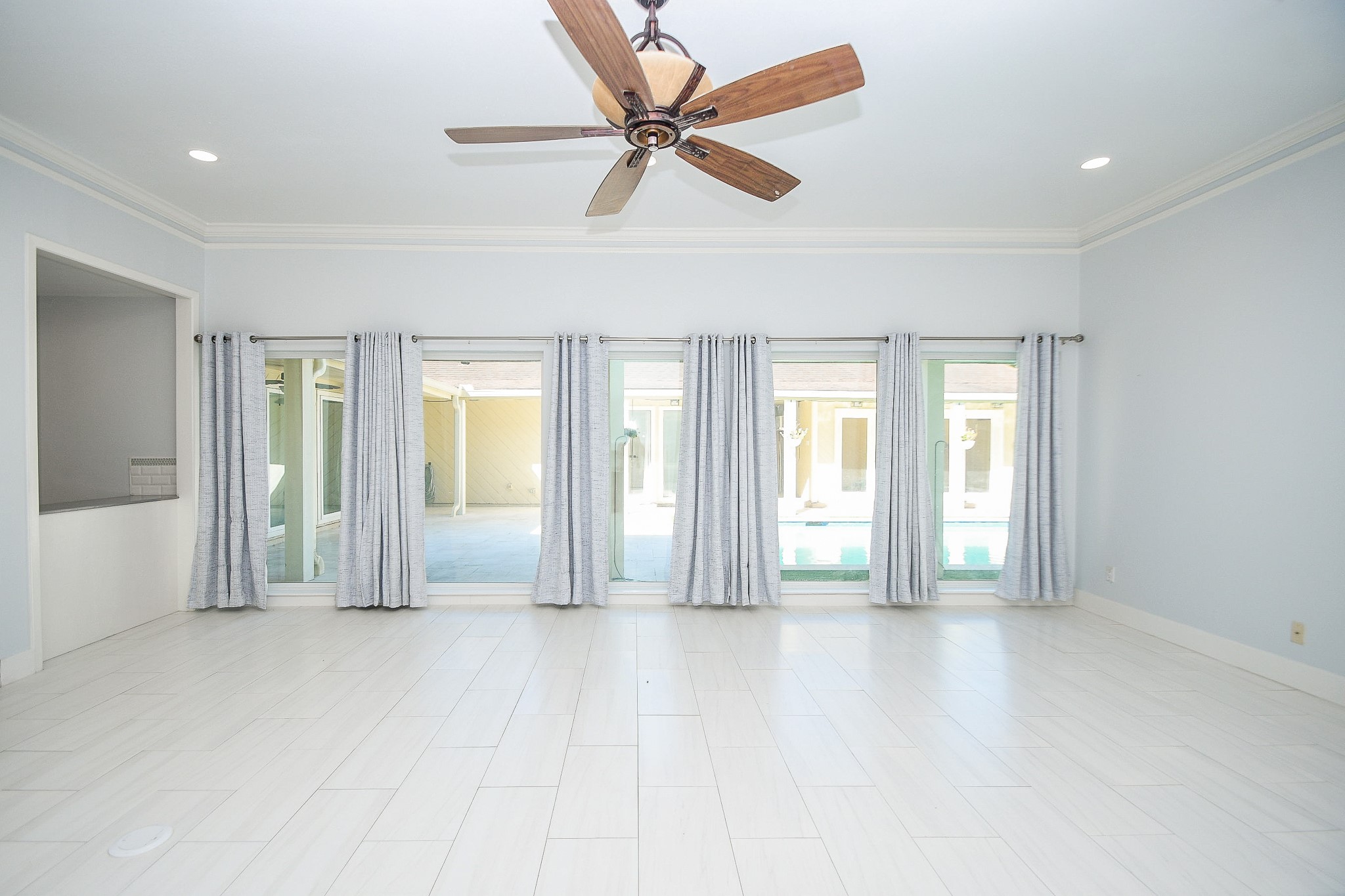 7902 Duffield Lane Houston, TX 77071 - Photo 7 of 31 a view of an empty room with a window