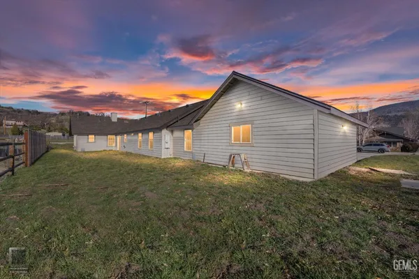 a view of a house with a yard