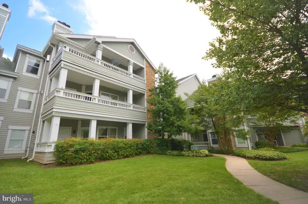$2,450 | 13058 Autumn Woods Way, Unit 301, Fairfax, VA 22033