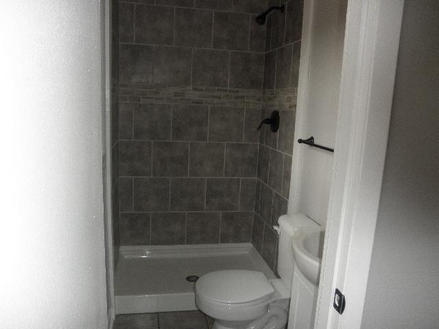 11 Hilltop Road Fayetteville, TN 37334 - Photo 7 of 24 Master bath is all new. It features a new tile shower.