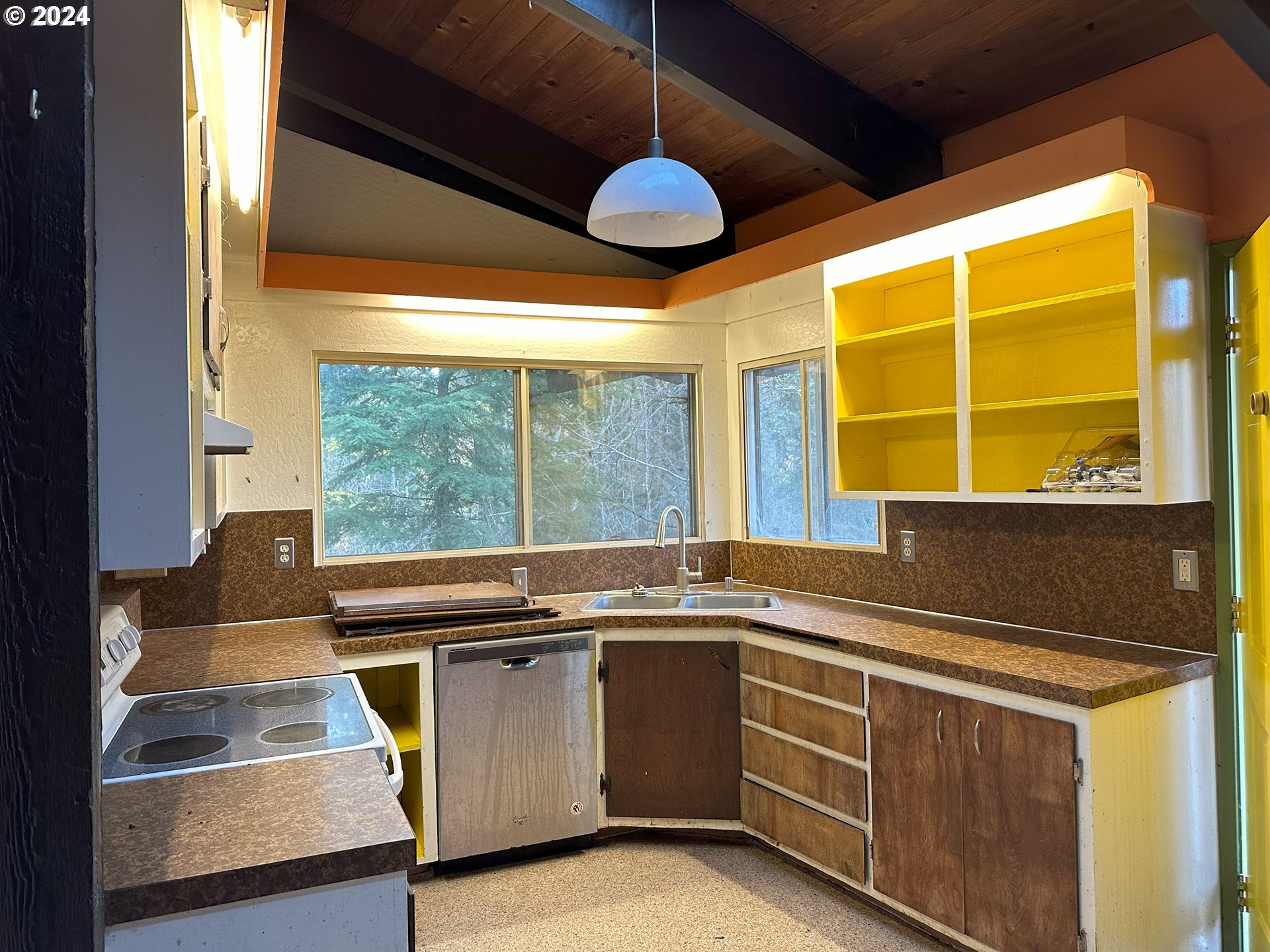 90314 Baker Road Elmira, OR 97437 - Photo 11 of 40 Kitchen