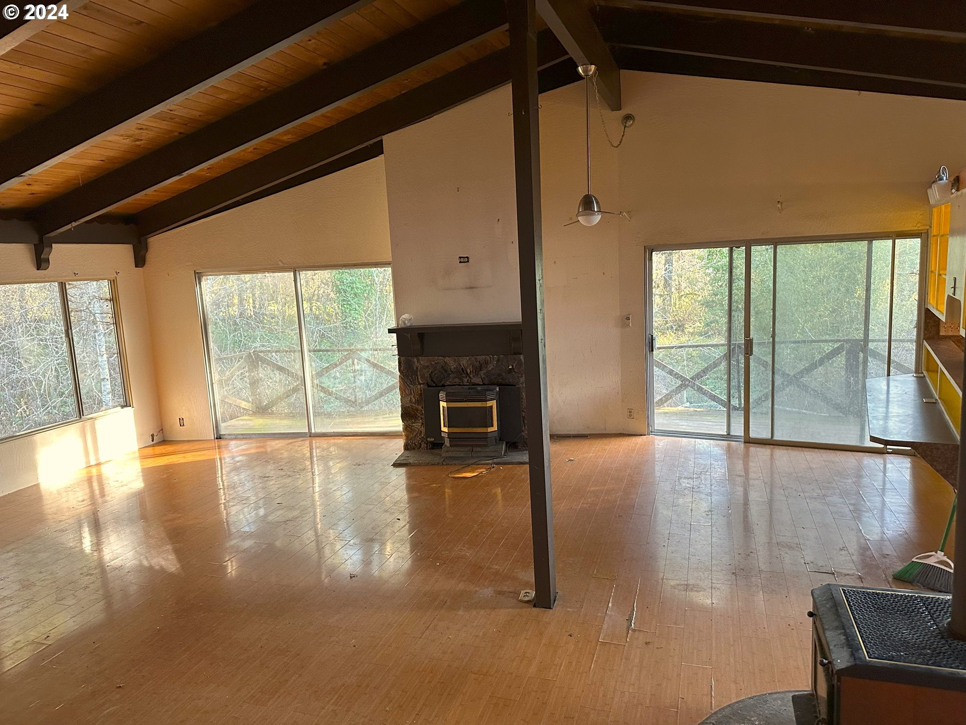 90314 Baker Road Elmira, OR 97437 - Photo 12 of 40 Great Room