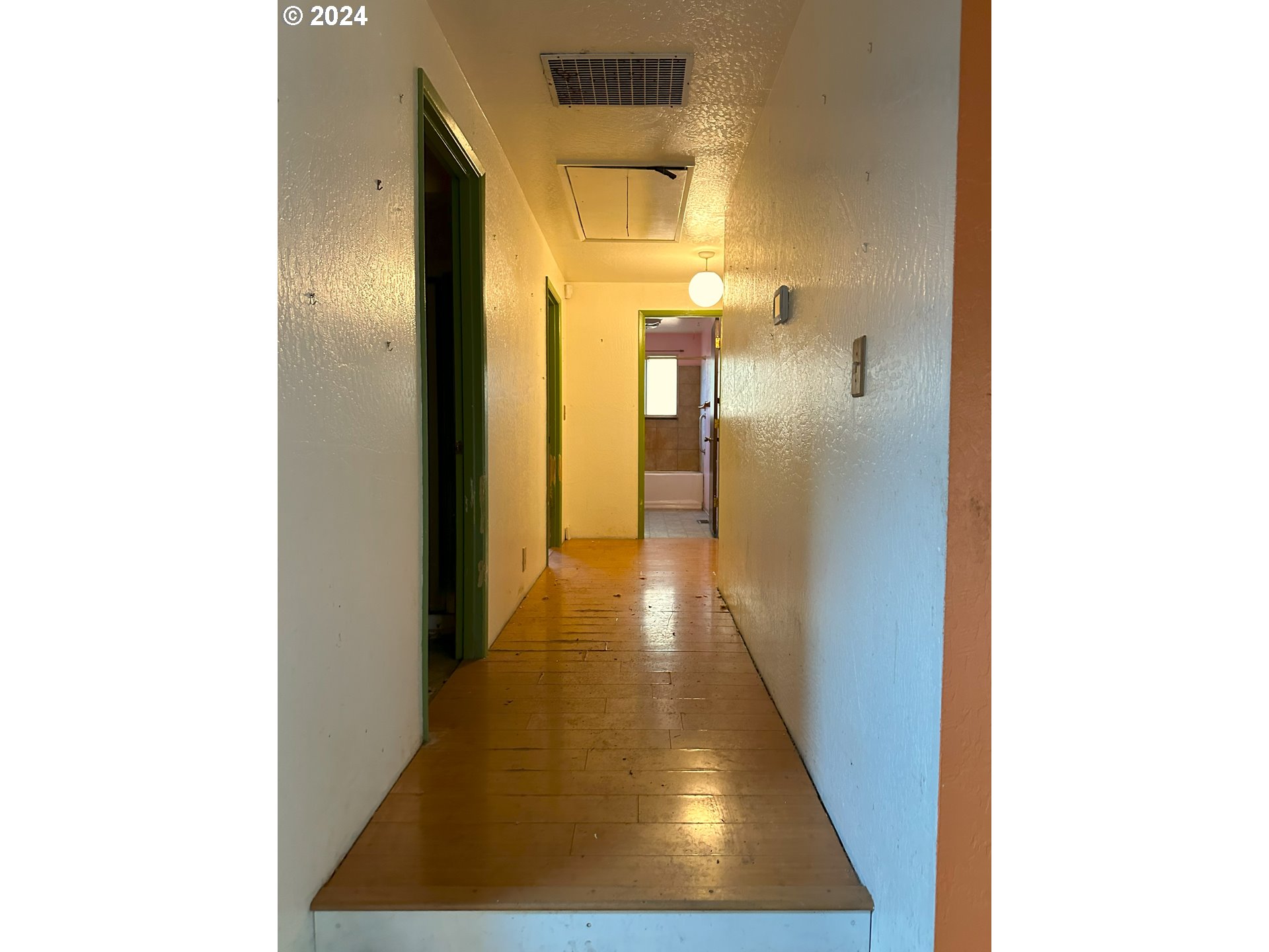90314 Baker Road Elmira, OR 97437 - Photo 15 of 40 Hallway