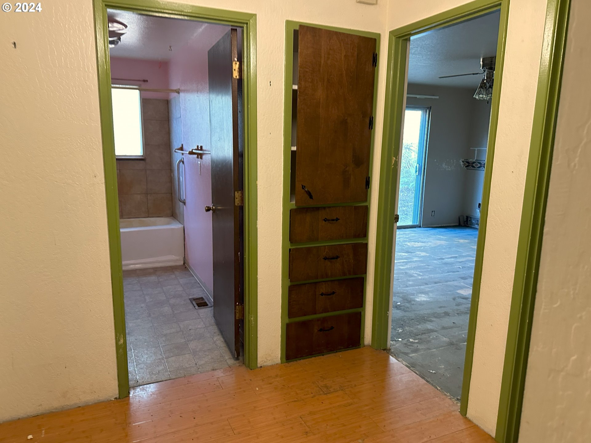 90314 Baker Road Elmira, OR 97437 - Photo 20 of 40 Hallway