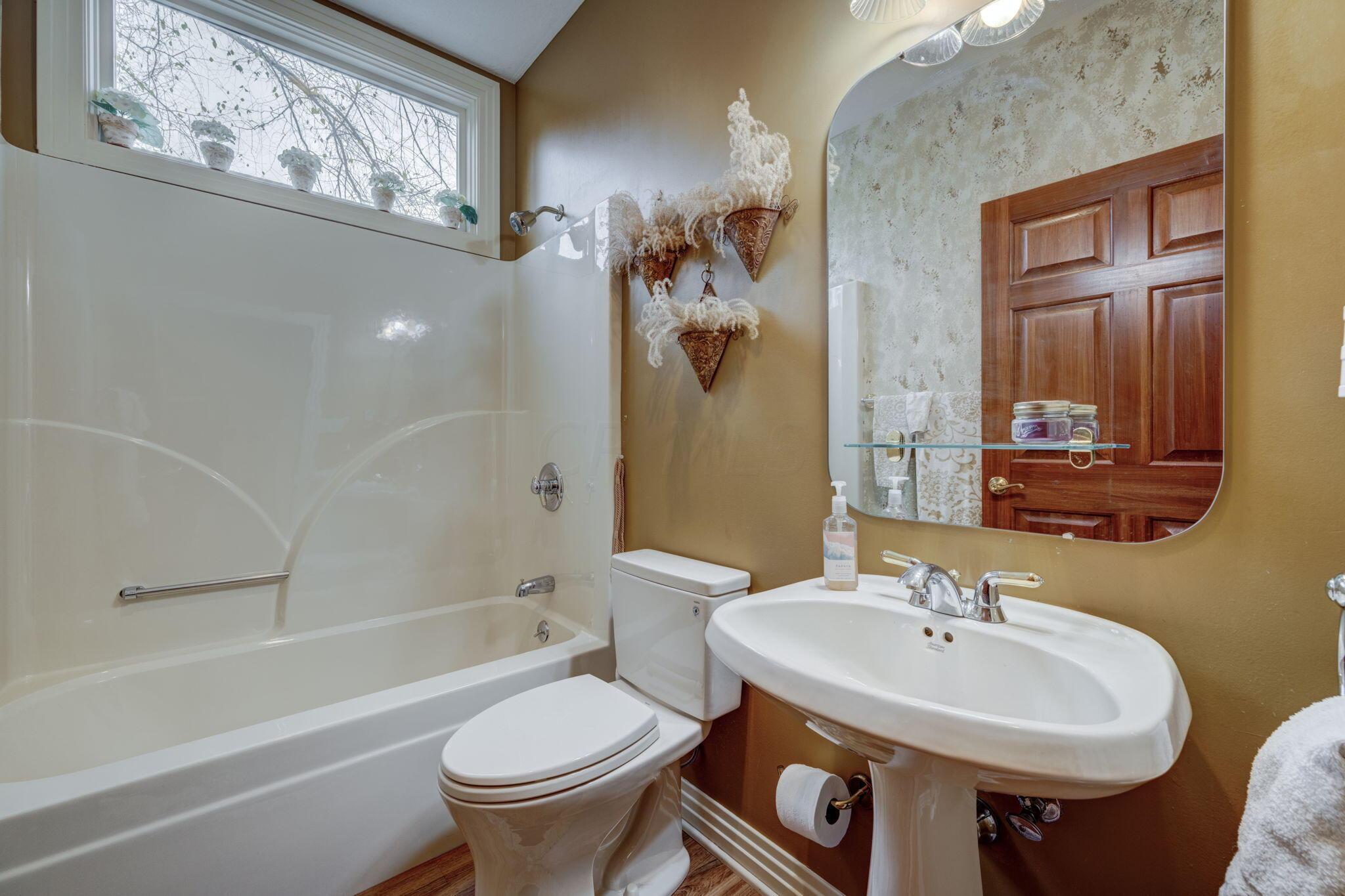 360 Kingsbury Road Delaware, OH 43015 - Photo 25 of 41 2nd full tub bath