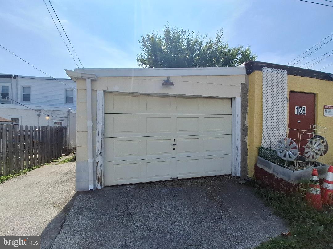 130 Westdale Road Upper Darby, PA 19082 - Photo 3 of 22 Garage and driveway