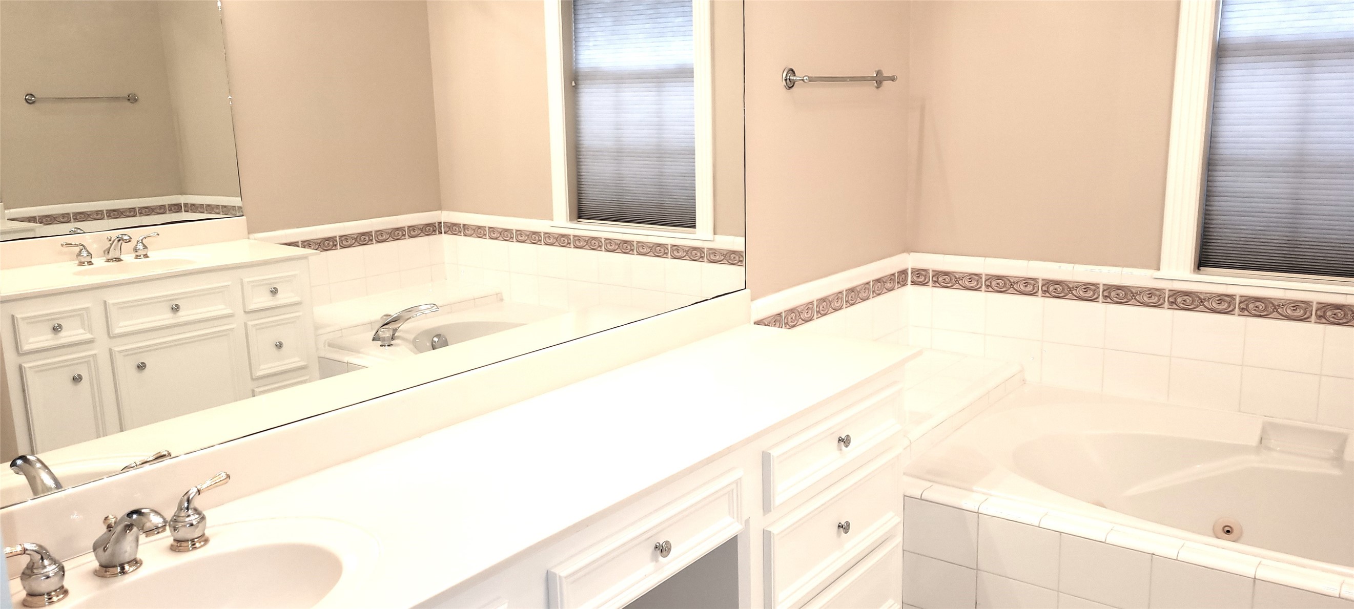 5002 Inker Street Houston, TX 77007 - Photo 10 of 22 Primary bathroom with double vanity sinks and soaking tub with separate shower