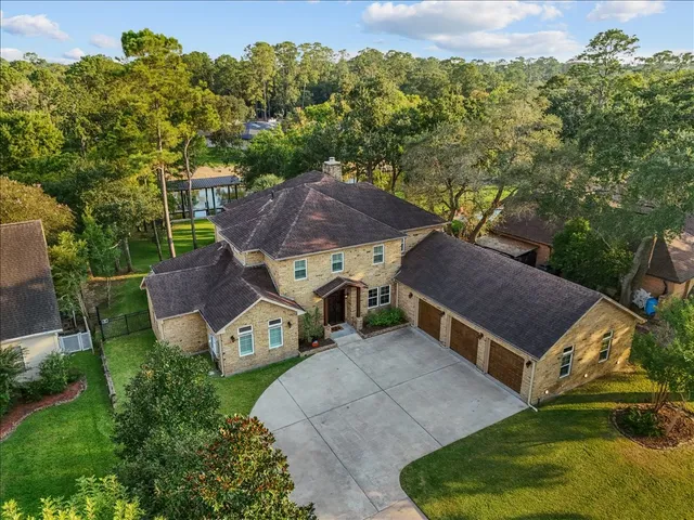 $878,400 | 713 Bayou Crest Drive, Dickinson, TX 77539
