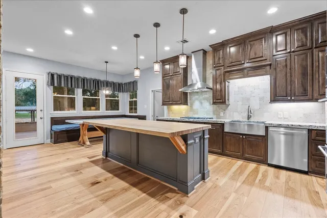 $878,400 | 713 Bayou Crest Drive, Dickinson, TX 77539