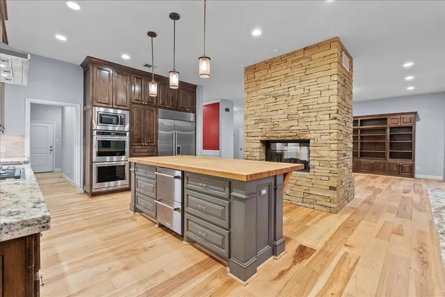 $878,400 | 713 Bayou Crest Drive, Dickinson, TX 77539