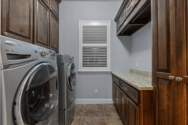 $878,400 | 713 Bayou Crest Drive, Dickinson, TX 77539