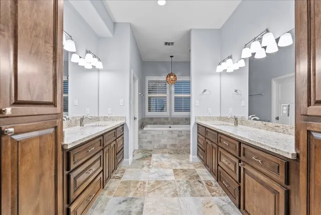 $878,400 | 713 Bayou Crest Drive, Dickinson, TX 77539