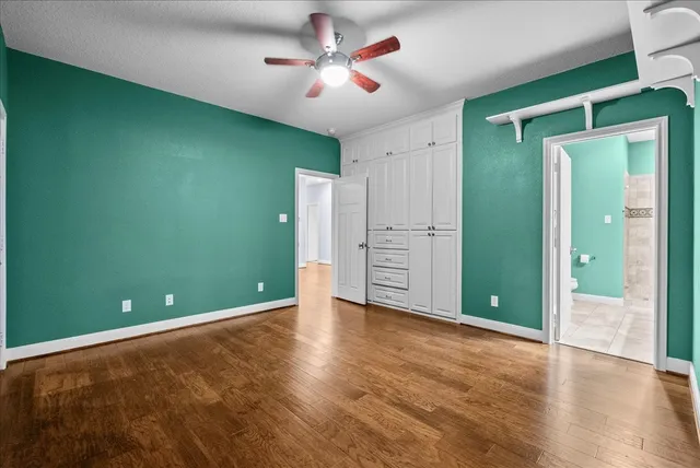 $878,400 | 713 Bayou Crest Drive, Dickinson, TX 77539