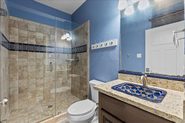 $878,400 | 713 Bayou Crest Drive, Dickinson, TX 77539