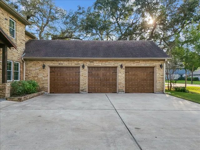 $878,400 | 713 Bayou Crest Drive, Dickinson, TX 77539