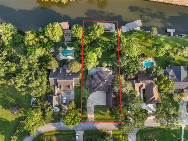 $860,000 | 713 Bayou Crest Drive, Dickinson, TX 77539