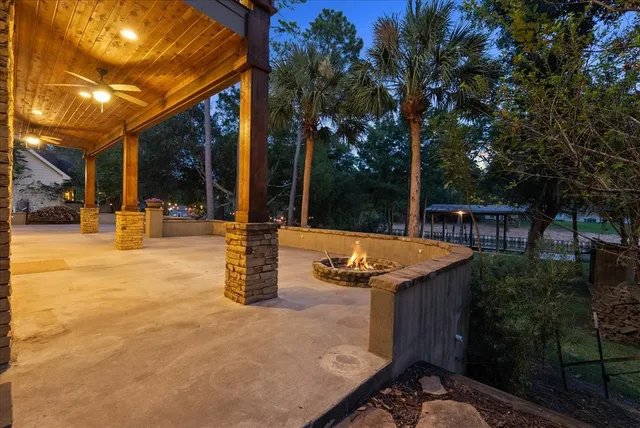 $878,400 | 713 Bayou Crest Drive, Dickinson, TX 77539