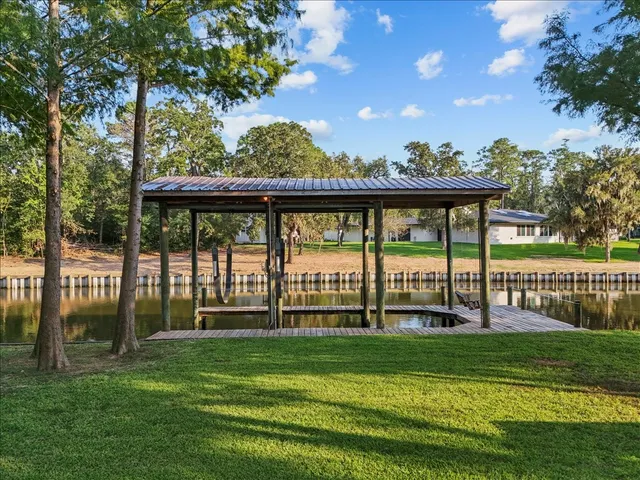 $878,400 | 713 Bayou Crest Drive, Dickinson, TX 77539