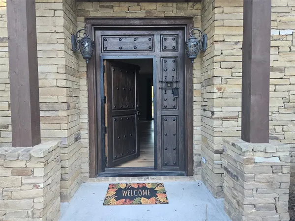 $860,000 | 713 Bayou Crest Drive, Dickinson, TX 77539