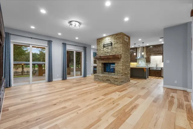 $878,400 | 713 Bayou Crest Drive, Dickinson, TX 77539