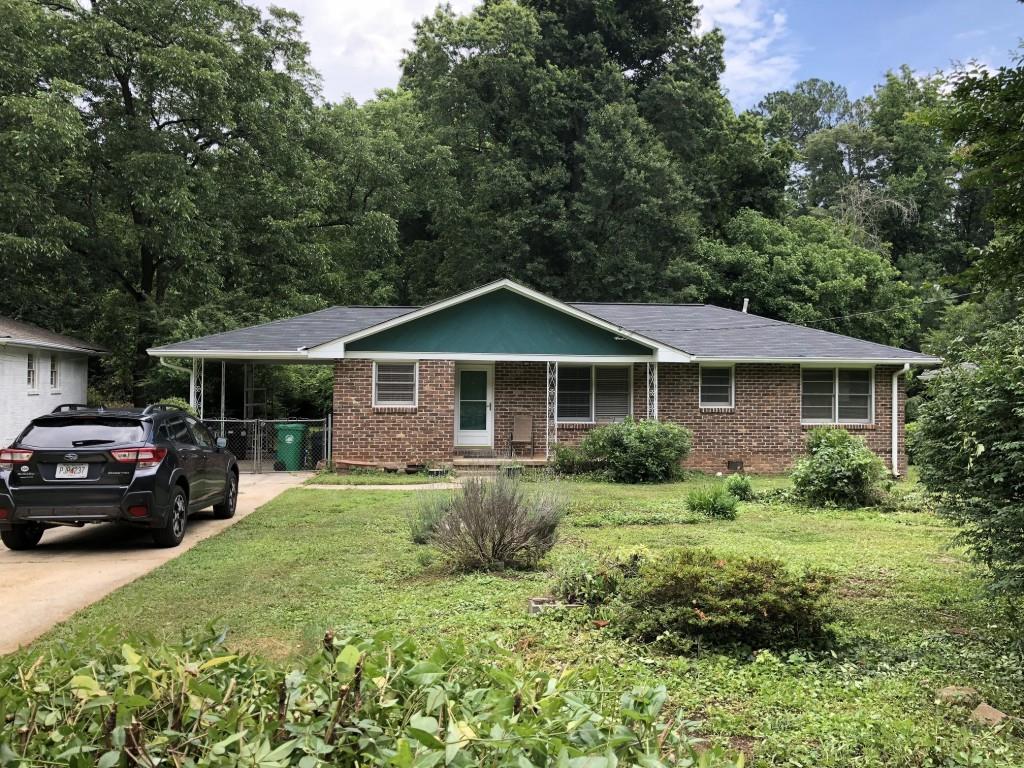 a view of a house with a yard