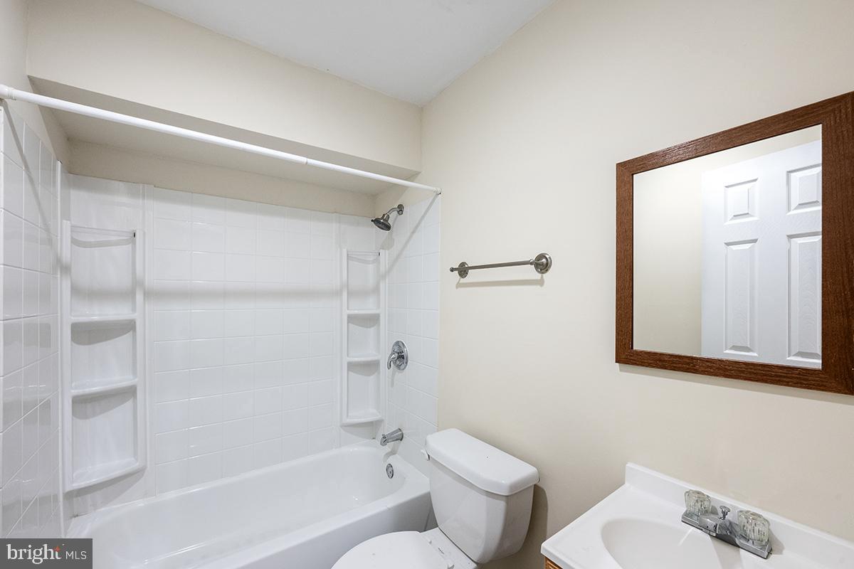 35184 Pheasant Ridge Road Locust Grove, VA 22508 - Photo 7 of 64 a bathroom with a toilet and a shower