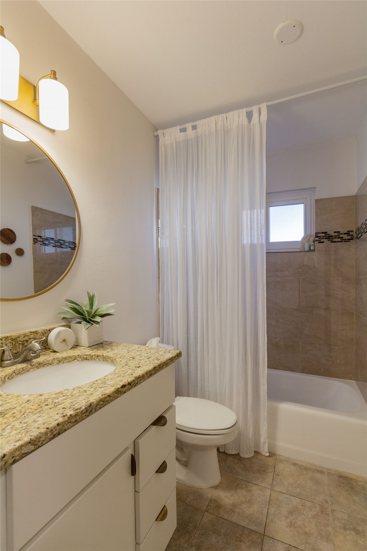 5402 Fernview Road Austin, TX 78745 - Photo 17 of 25 Guest bathroom