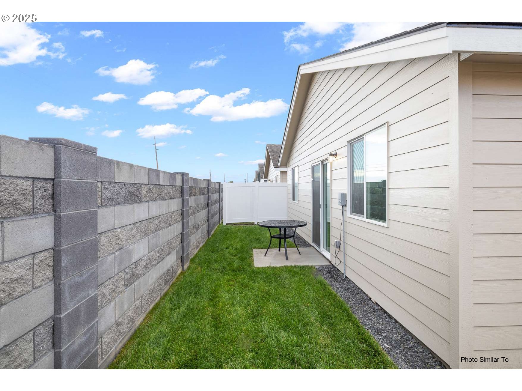1184 Northeast 11th Street Hermiston, OR 97838 - Photo 11 of 23 a view of backyard with sitting area