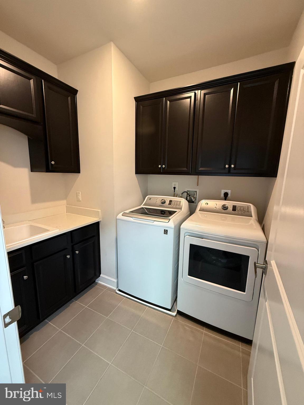2575 Bailey Circle Philadelphia, PA 19115 - Photo 29 of 36 a kitchen with a stove and a microwave