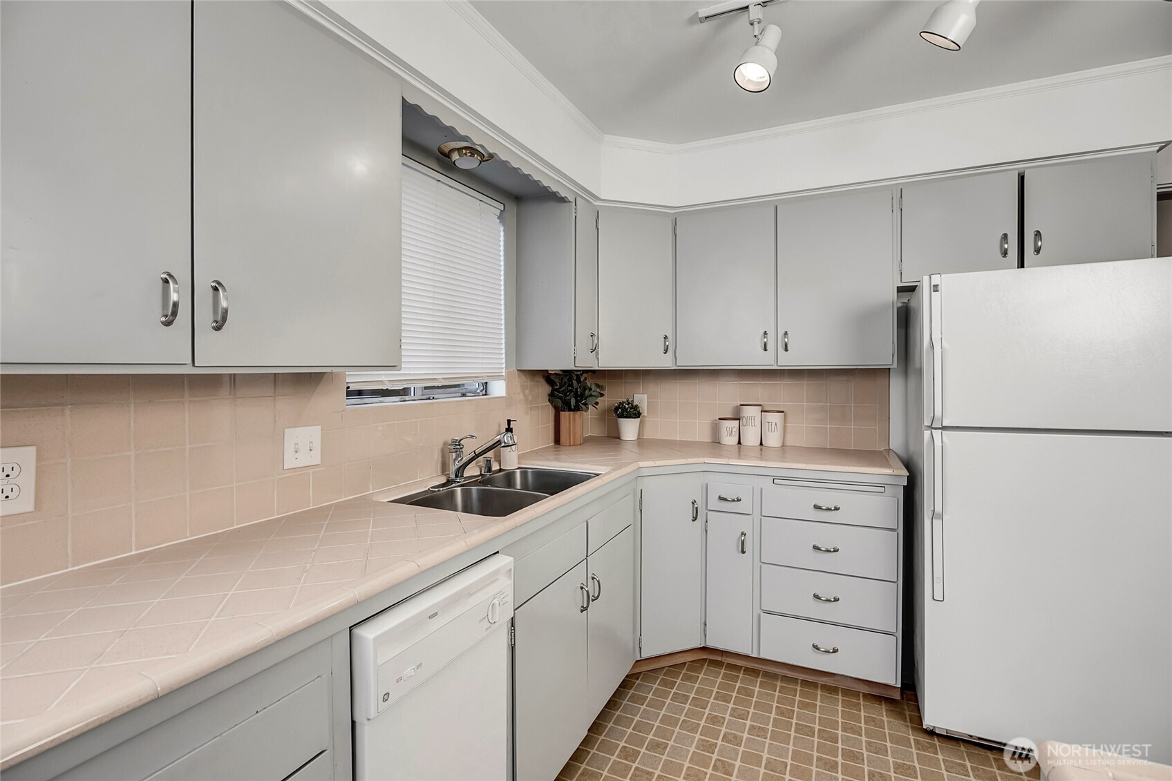 4606 Northeast 47th Street Seattle, WA 98105 - Photo 11 of 36
