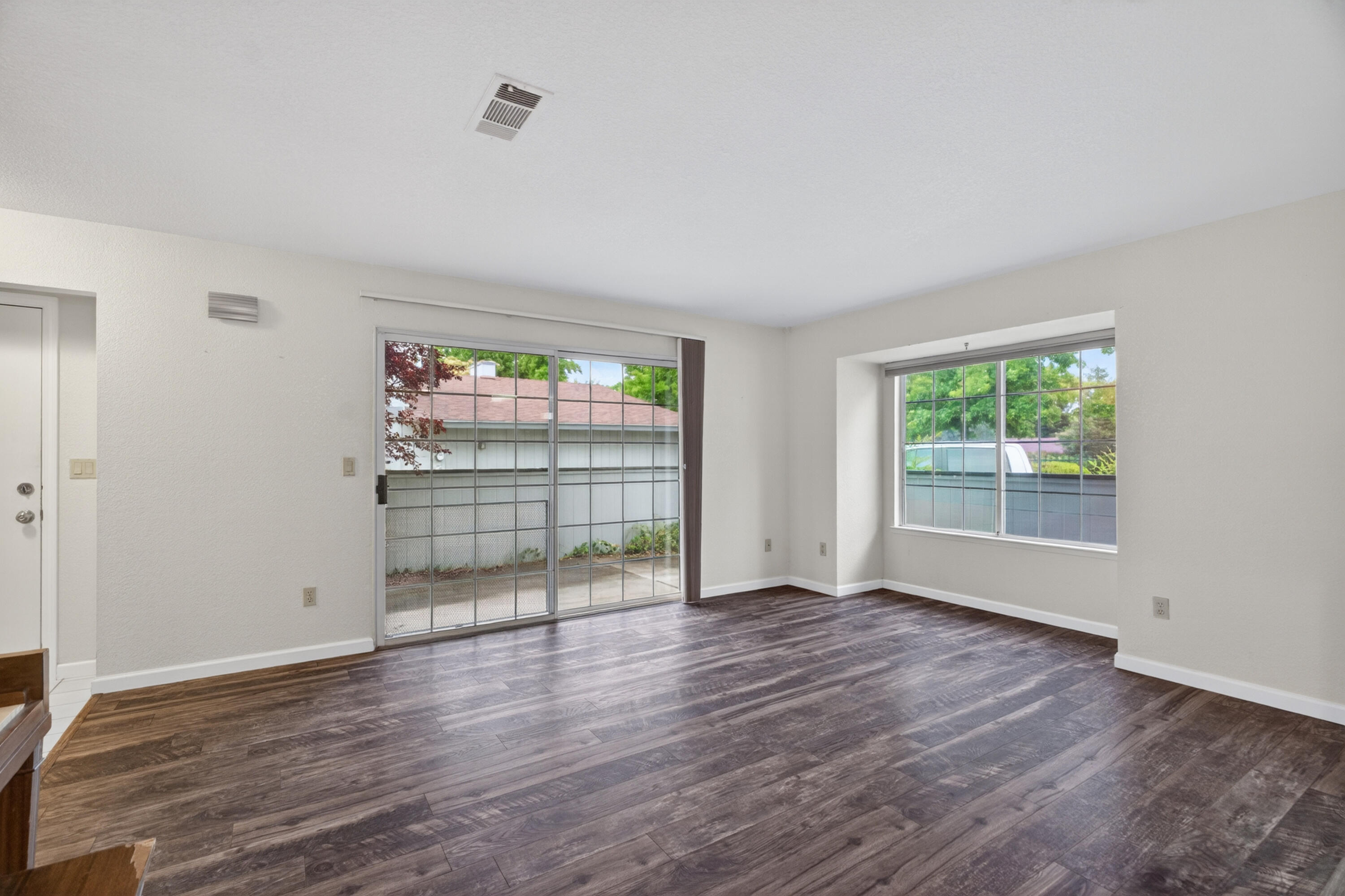 200 Ridgetop Drive, Unit 22 Redding, CA 96003 - Photo 7 of 29 Living Room