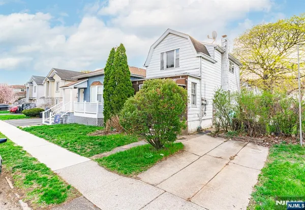 a view of a front of house with a yard