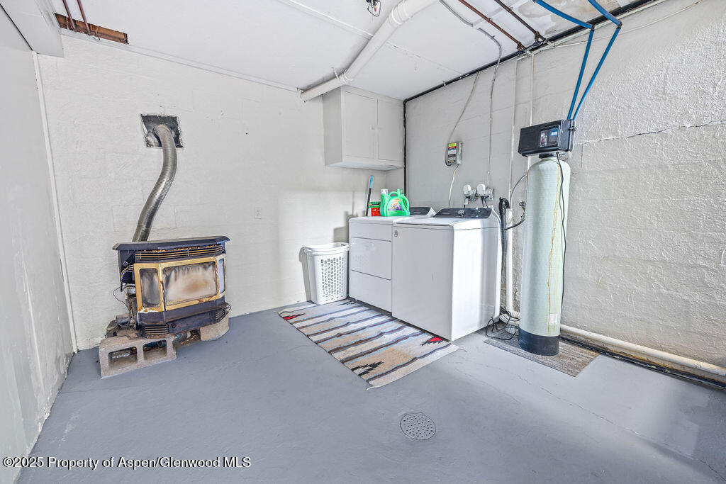 3362 County Road 7 Craig, CO 81625 - Photo 33 of 36 a room with furniture and a window