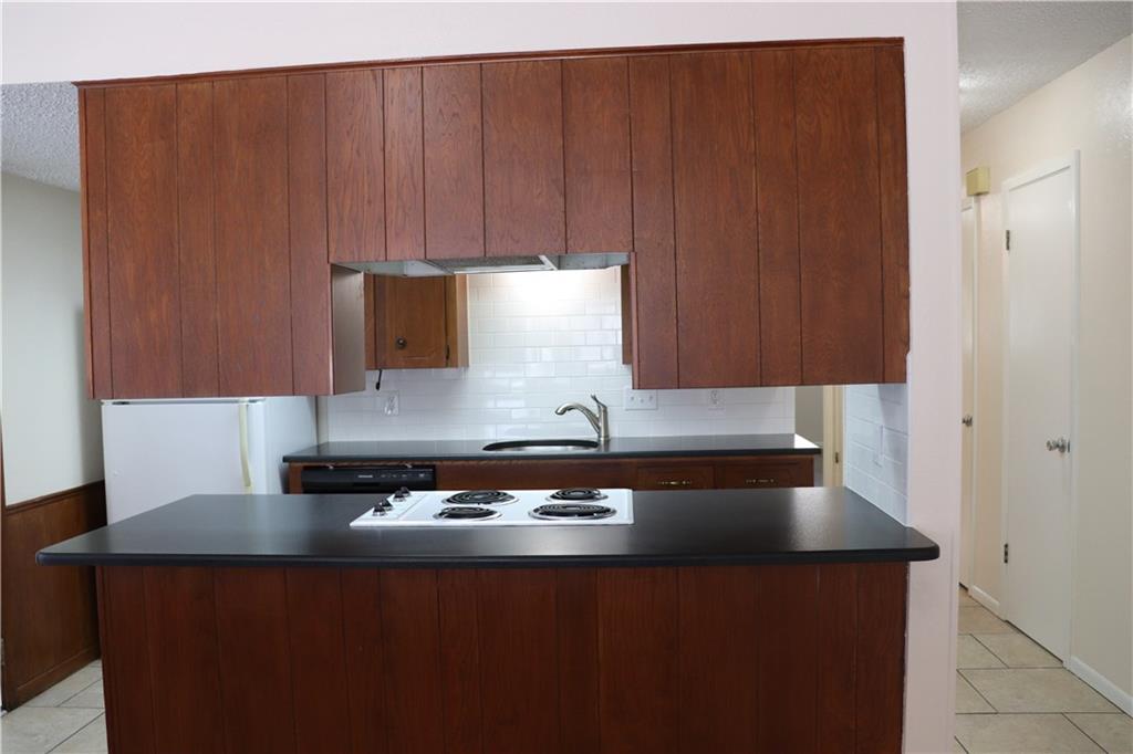  Central kitchen island under a pass-through opening.
