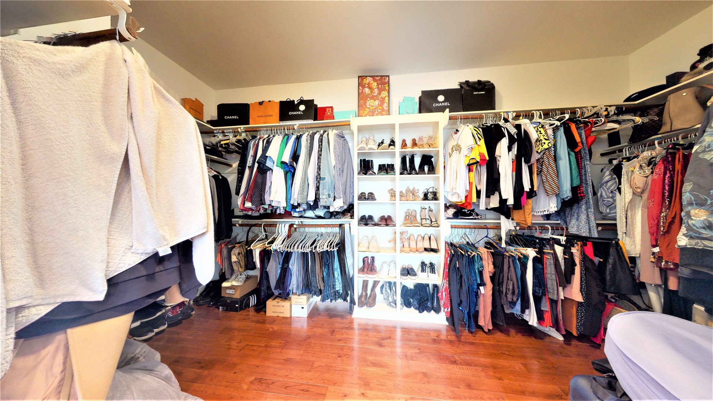5422 Darling Street, Unit C Houston, TX 77007 - Photo 26 of 35 Master Suite w/ huge left to right walk-in closet.