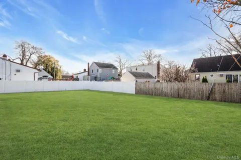 a view of a backyard