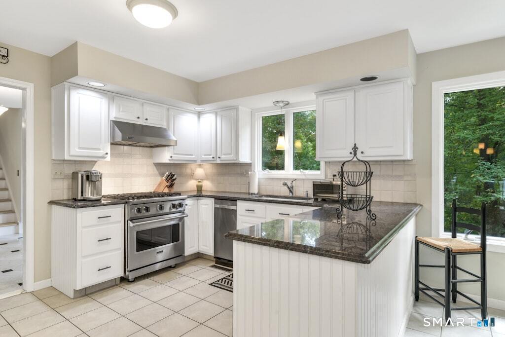 63 Lounsbury Road Ridgefield, CT 06877 - Photo 9 of 31